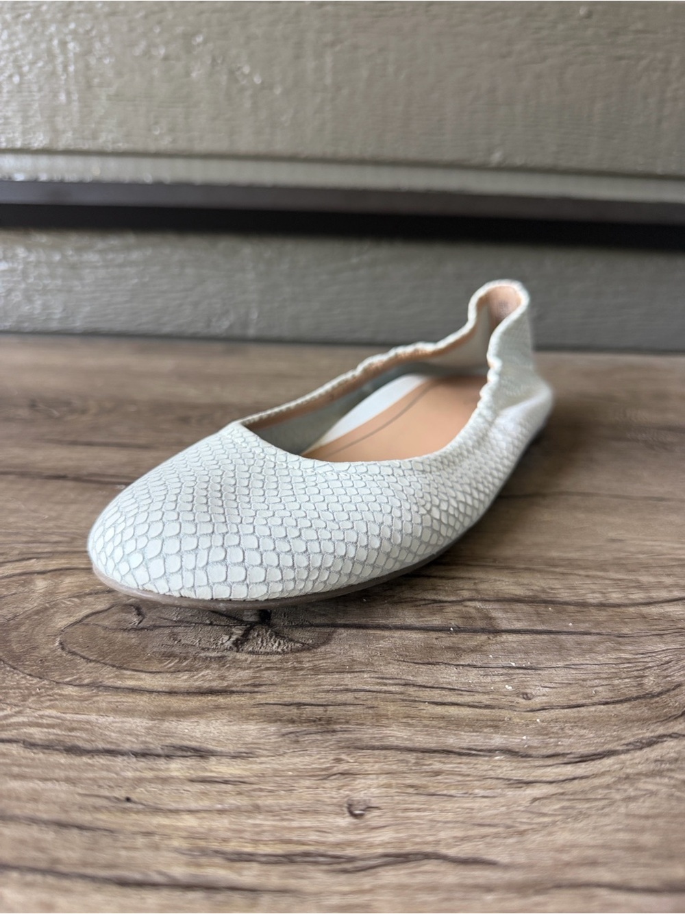 Vionic Women’s White Textured Slip-On Ballet Flats size 9.5 - Picture 3 of 8